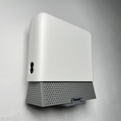 Decoralin Wall Mount for EE Smart WiFi 7 Router (Model SW40J) – Grey Router Holder Bracket with Tilt & Click Fit, Cable Gap & Ventilation – Secure Wall Mount with Screws & Plugs Included